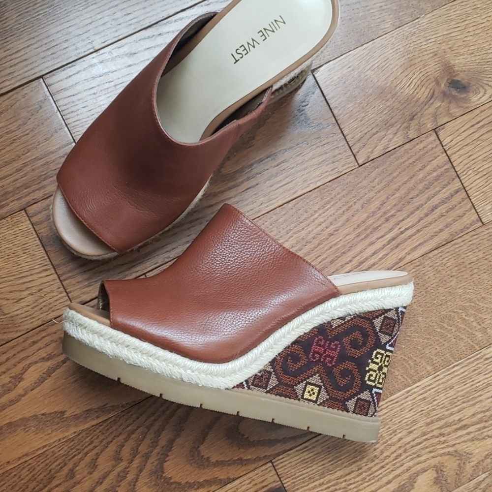 𝅺nine West platform wedge sandals.